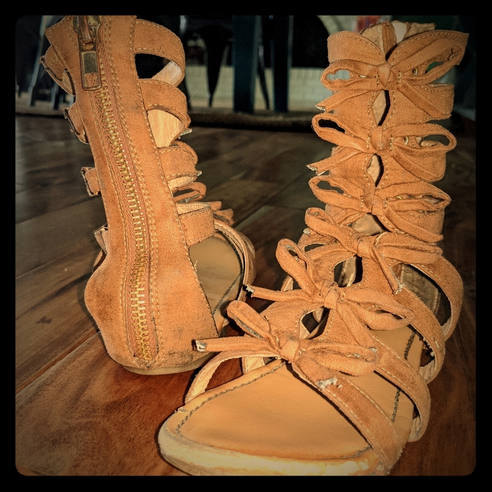 Report Gladiator sandals